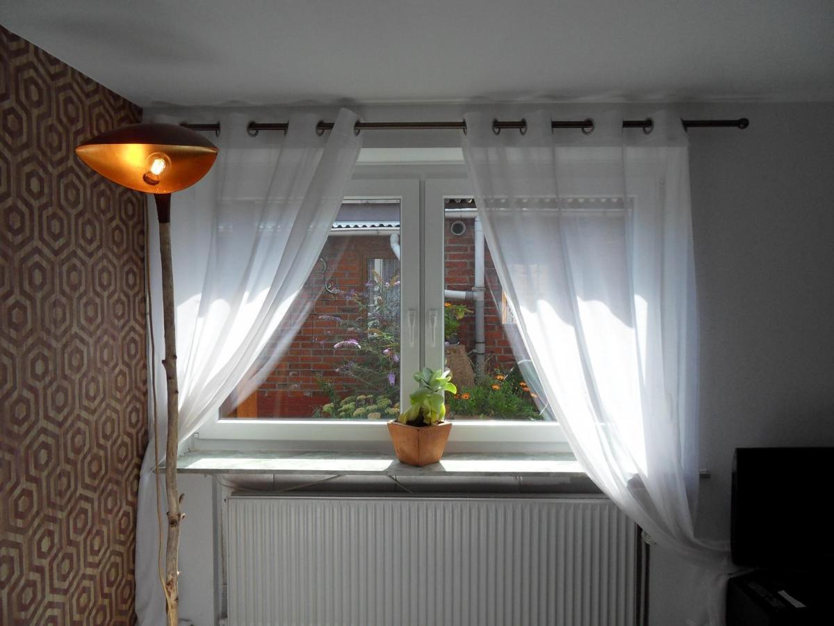 Privartzimmer 'Ausfahrt Freihalten' Husum  Bagian luar foto