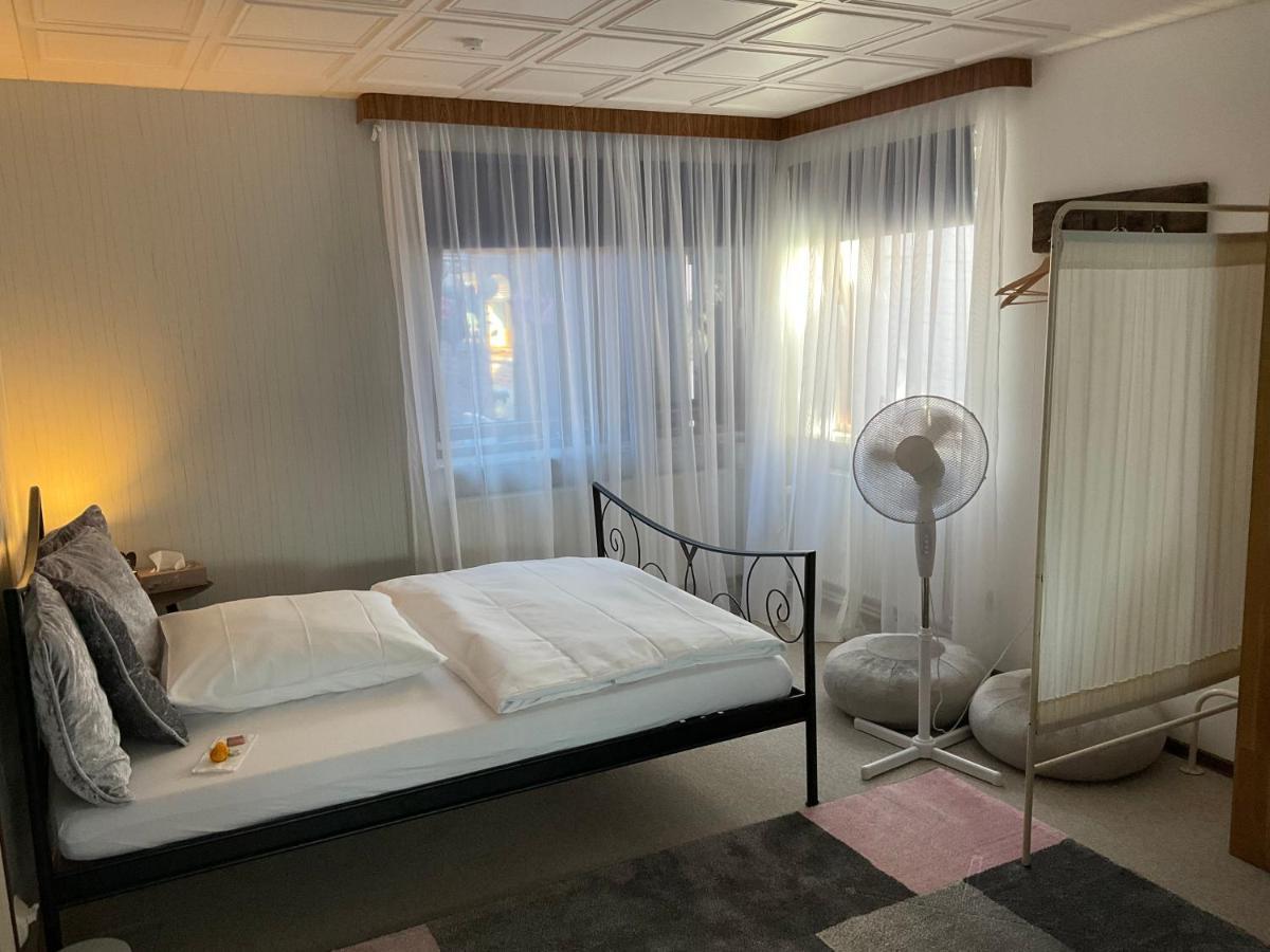 Privartzimmer 'Ausfahrt Freihalten' Husum  Bagian luar foto