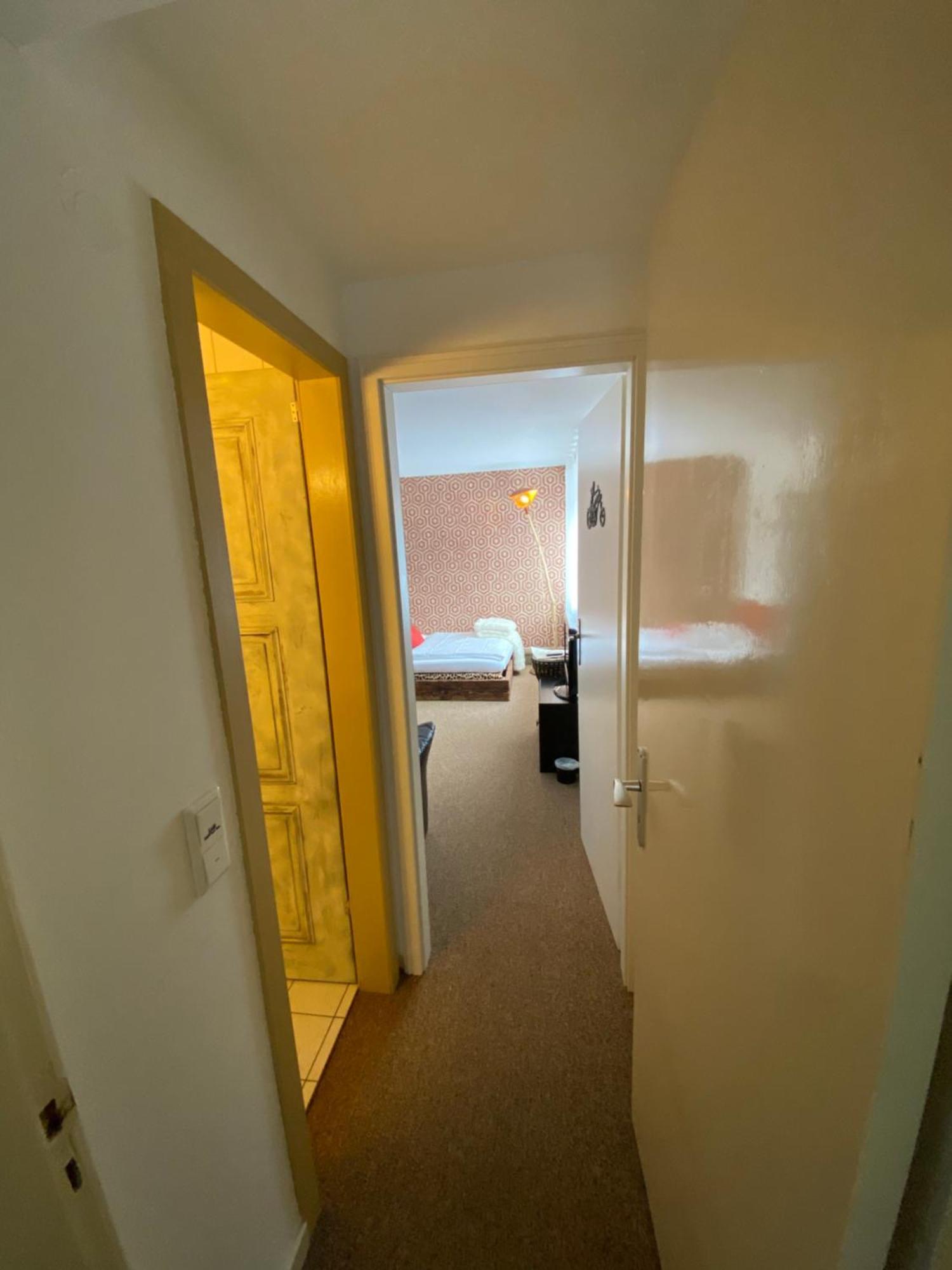 Privartzimmer 'Ausfahrt Freihalten' Husum  Bagian luar foto