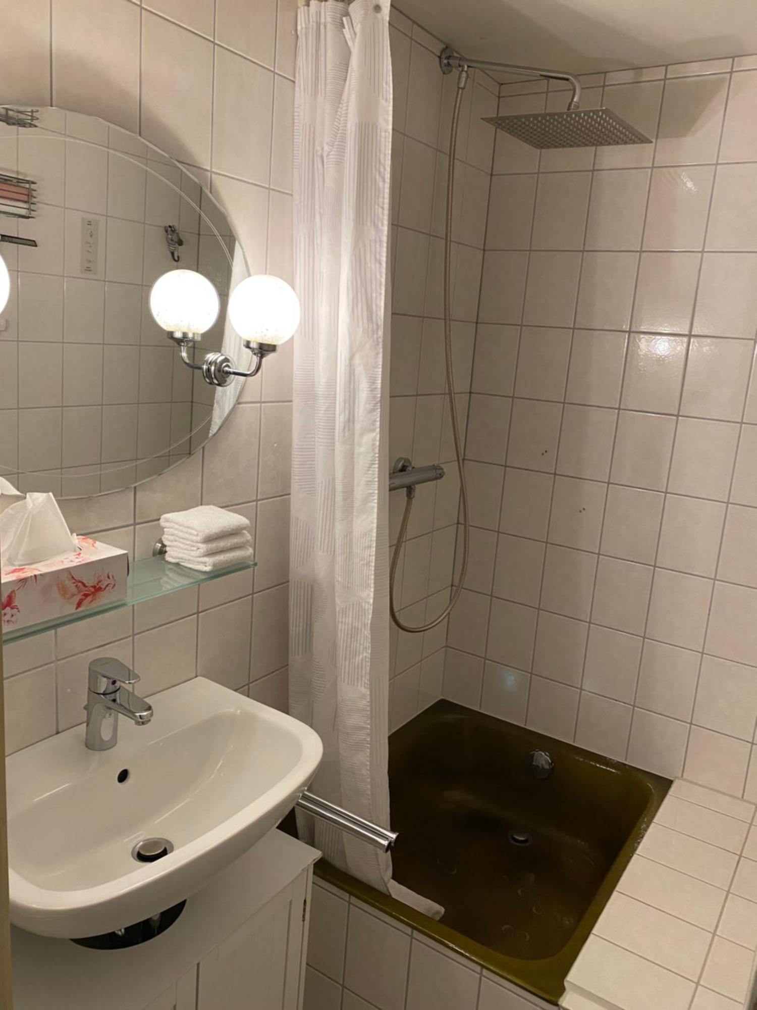 Privartzimmer 'Ausfahrt Freihalten' Husum  Bagian luar foto